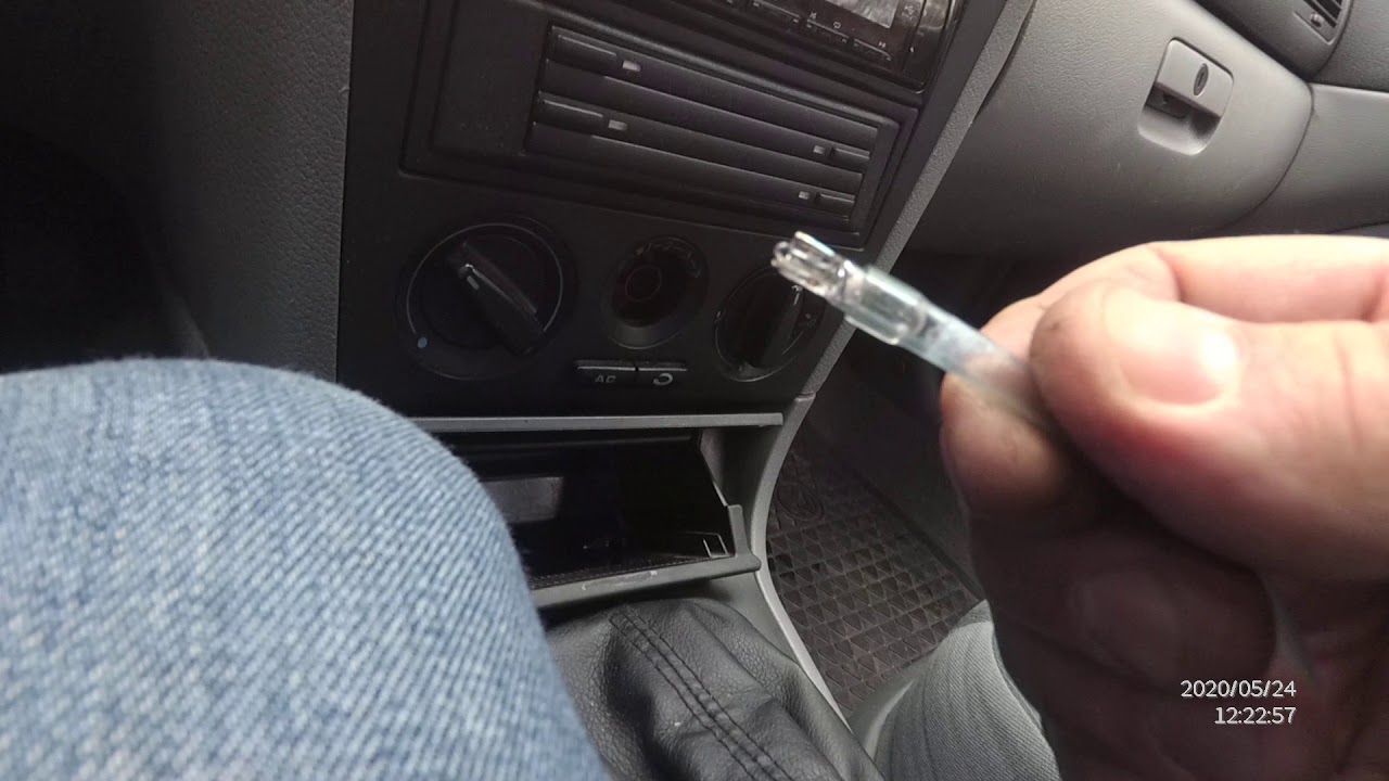 Konsola środkowa wymiana żarówki podświetlenia Skoda, VW, Audi, Seat w szybki, genialny sposób.