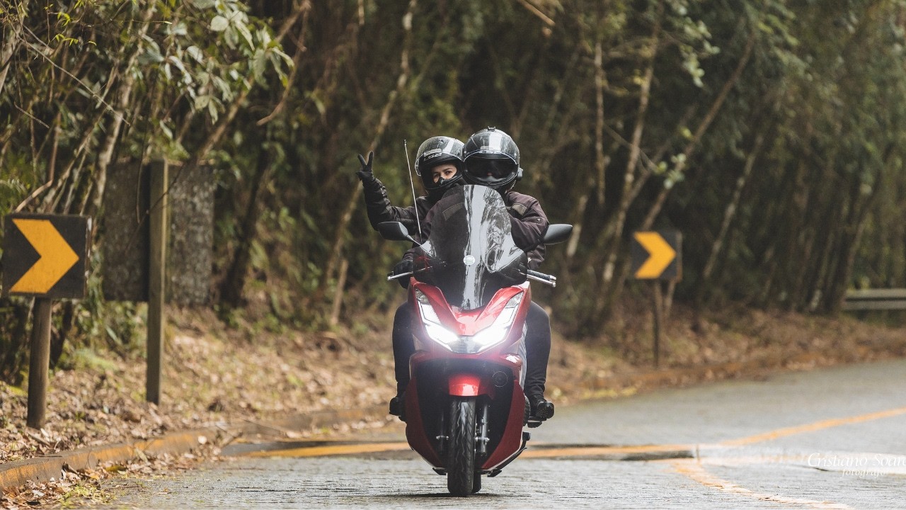 Viajamos com a PCX 2025 - 470 km - Colocamos a prova a suspensão, iluminação, desempenho e consumo.