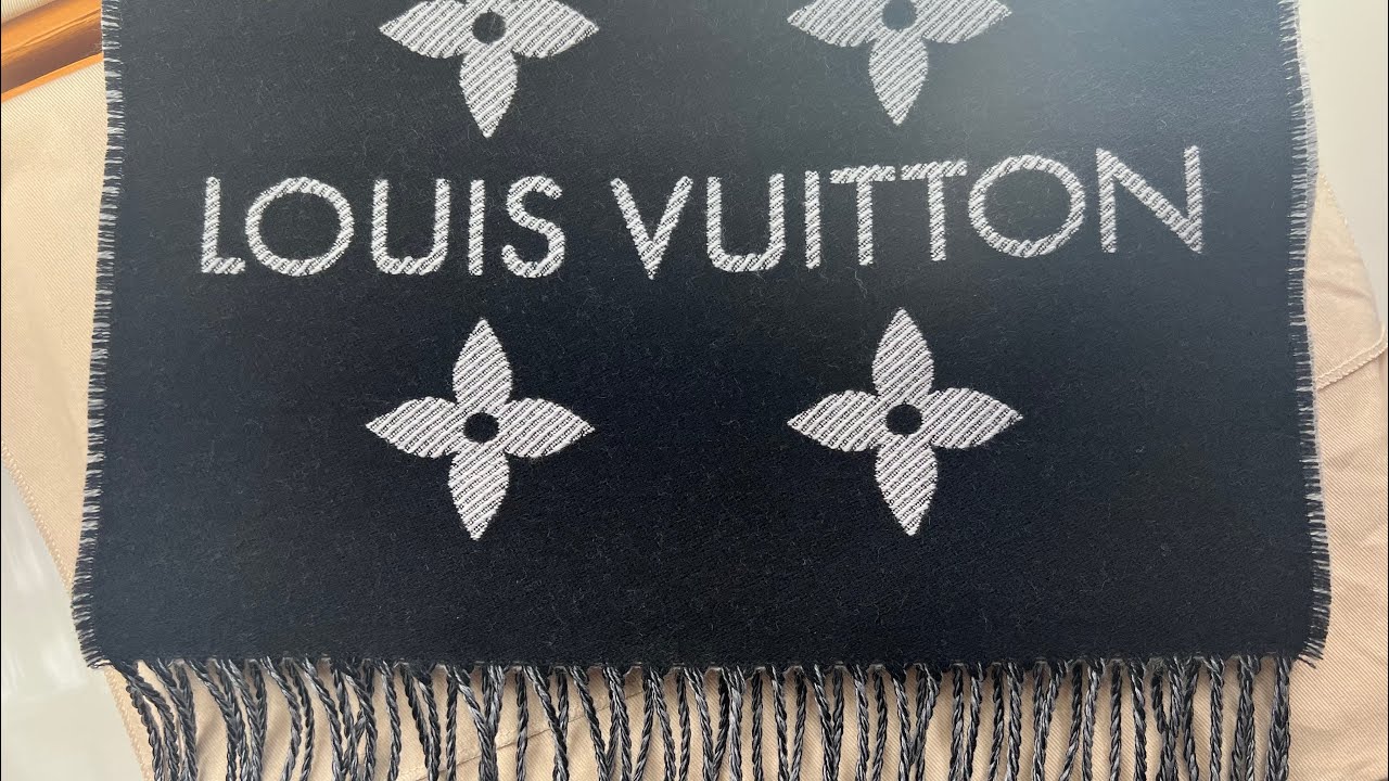 LOUIS VUITTON LV ESSENTIAL SCARF
