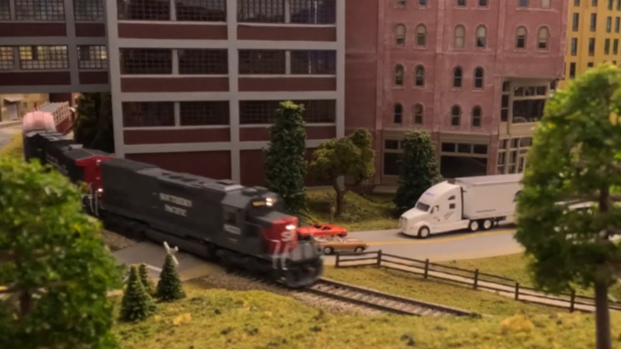 CSX & SP Locomotives - Realistic HO Scale Operation