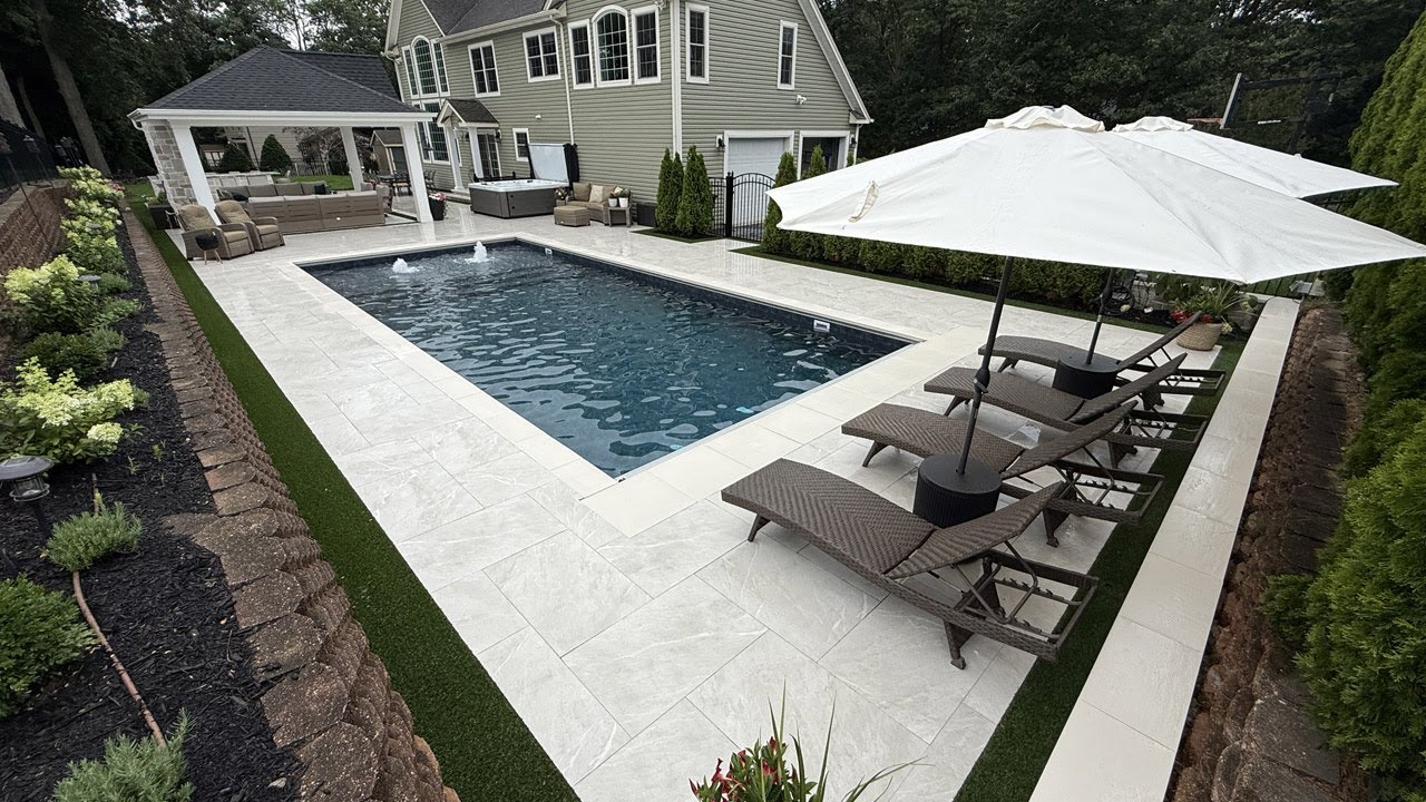 Дизайн заднего двора с фарфоровым патио и бассейном в Ист-Сетаукете, штат Нью-Йорк, Гаппси