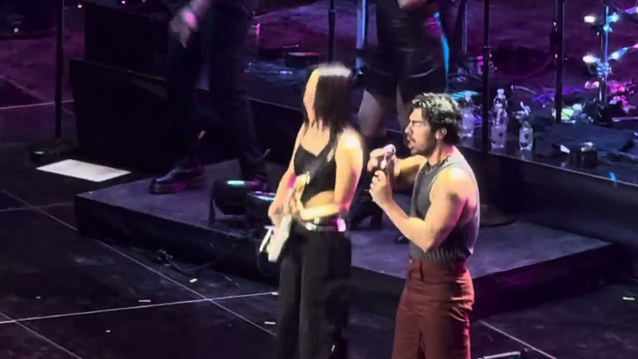 Jonas Brothers - Cake by the Ocean [Live in Milan]