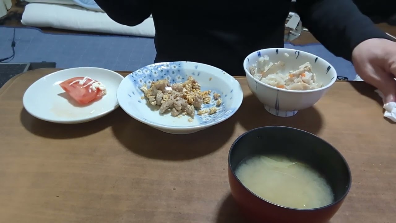 鶏もも肉を骨付きで炊飯器に入れたら旨い鶏めし出来た〜ゆうじろうの今日の晩ごはん