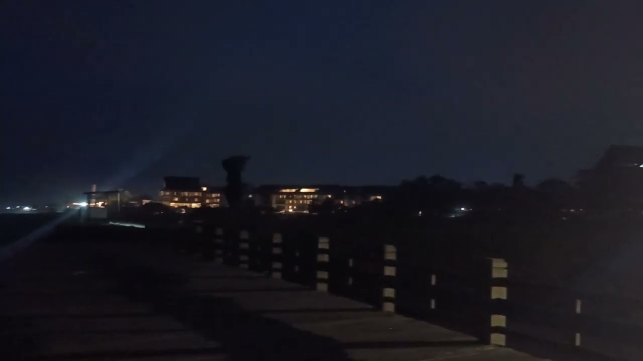 PANTAI BATU BELIG SAAT MALAM HARI