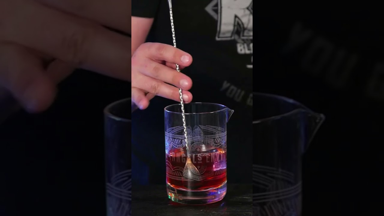 Как смешивать коктейли, как настоящий миксолог #шорты #бармен