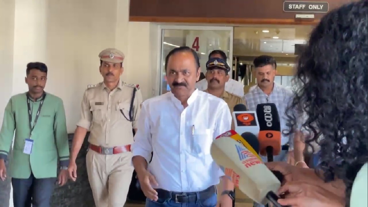 പ്രതിപക്ഷ നേതാവ്,ശ്രീ വി ഡി സതീശനെ,നെടുമ്പാശ്ശേരിയിൽ വിമാനം ഇറങ്ങിയ ഉടൻ മാധ്യമ പ്രവർത്തകർ കാണുന്നു.