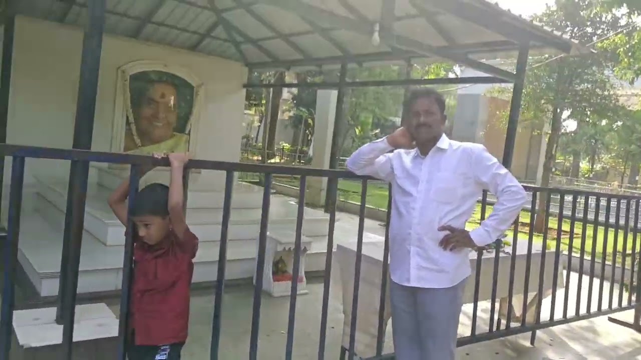 ಮಿನಿ ಮಂತ್ರಾಲಯ and ಡಾಕ್ಟರ್ ರಾಜಕುಮಾರ್ ಸ್ಮಾರಕ