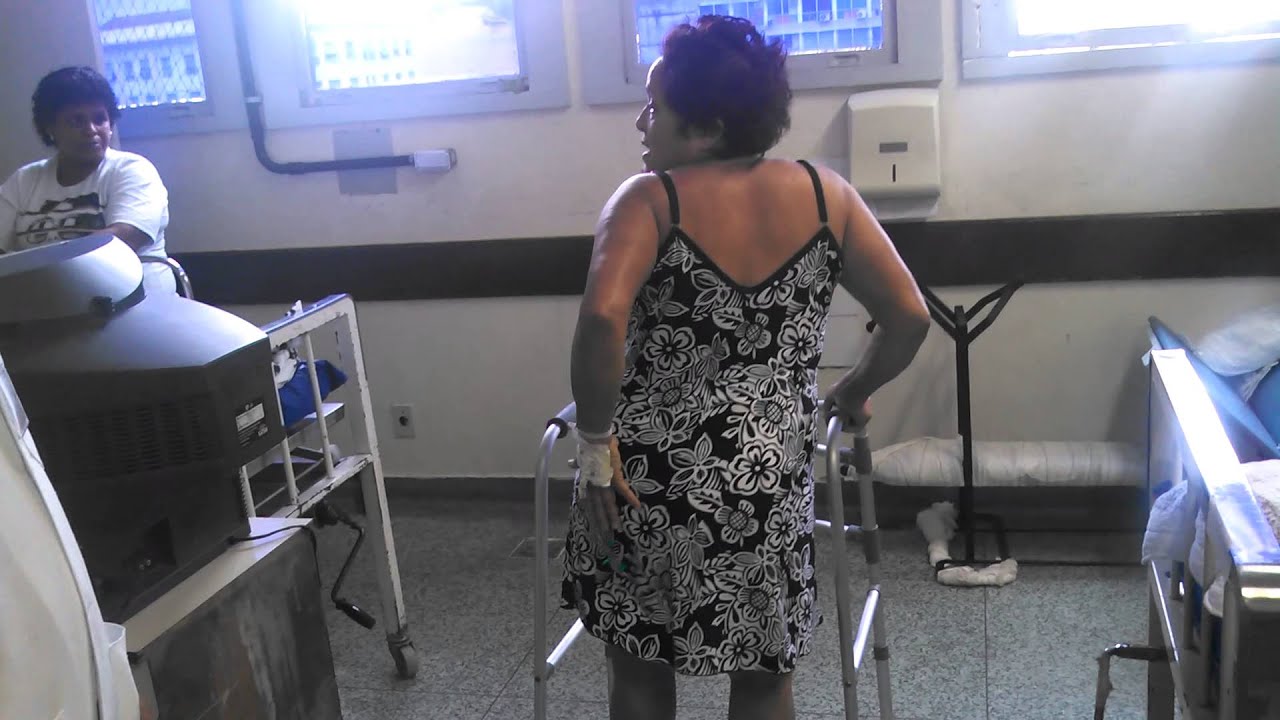 paciente andando no segundo dia de pós operatório da artroplastia de quadril
