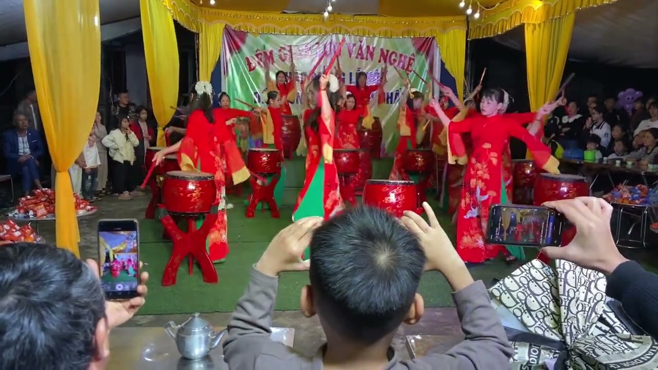Lễ Hội Đền Đông thôn giáp nhất múa trống dòng máu lạc hồng của chị em clb
