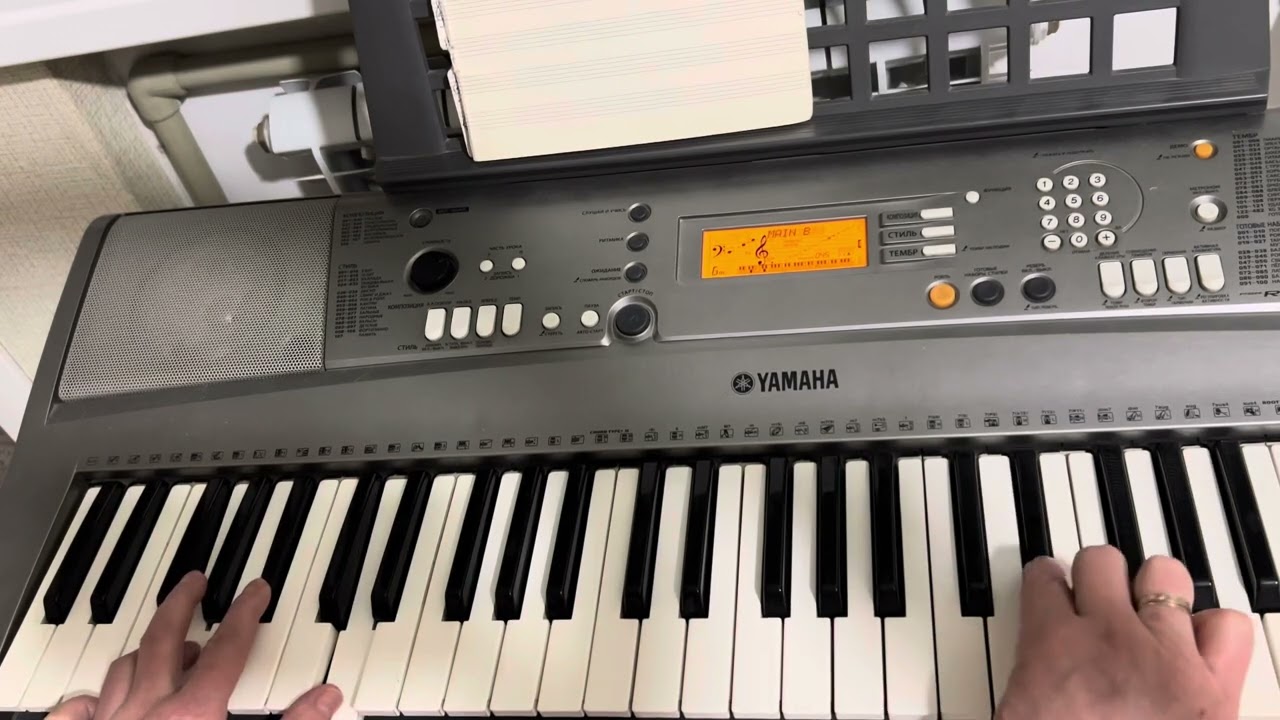 Есть красивая одна девушка на земле. Аккорды в соль миноре и в ля миноре.