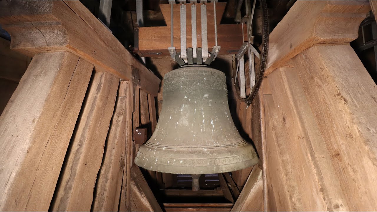 Oberschwarzach (SW) Glocken der kath. Pfarrkirche St. Peter und Paul (Turmaufnahme)