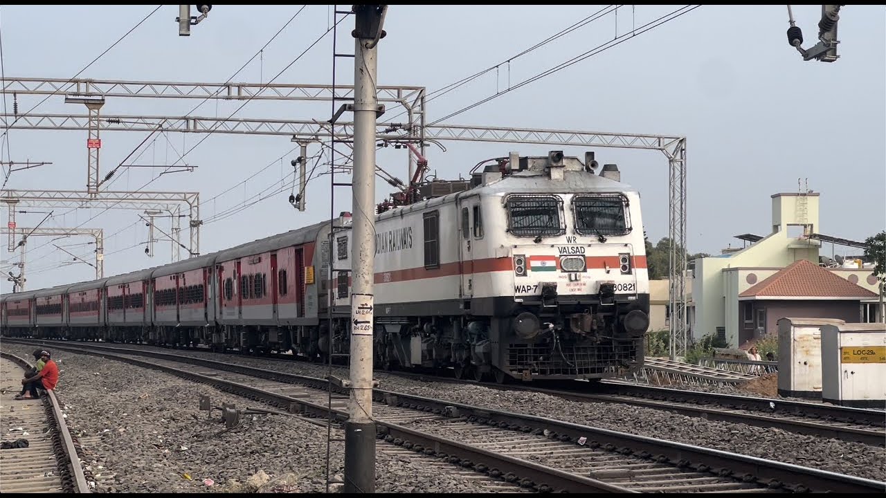 12904 Golden Temple Mail Thunders in from Ratlam | Dahod