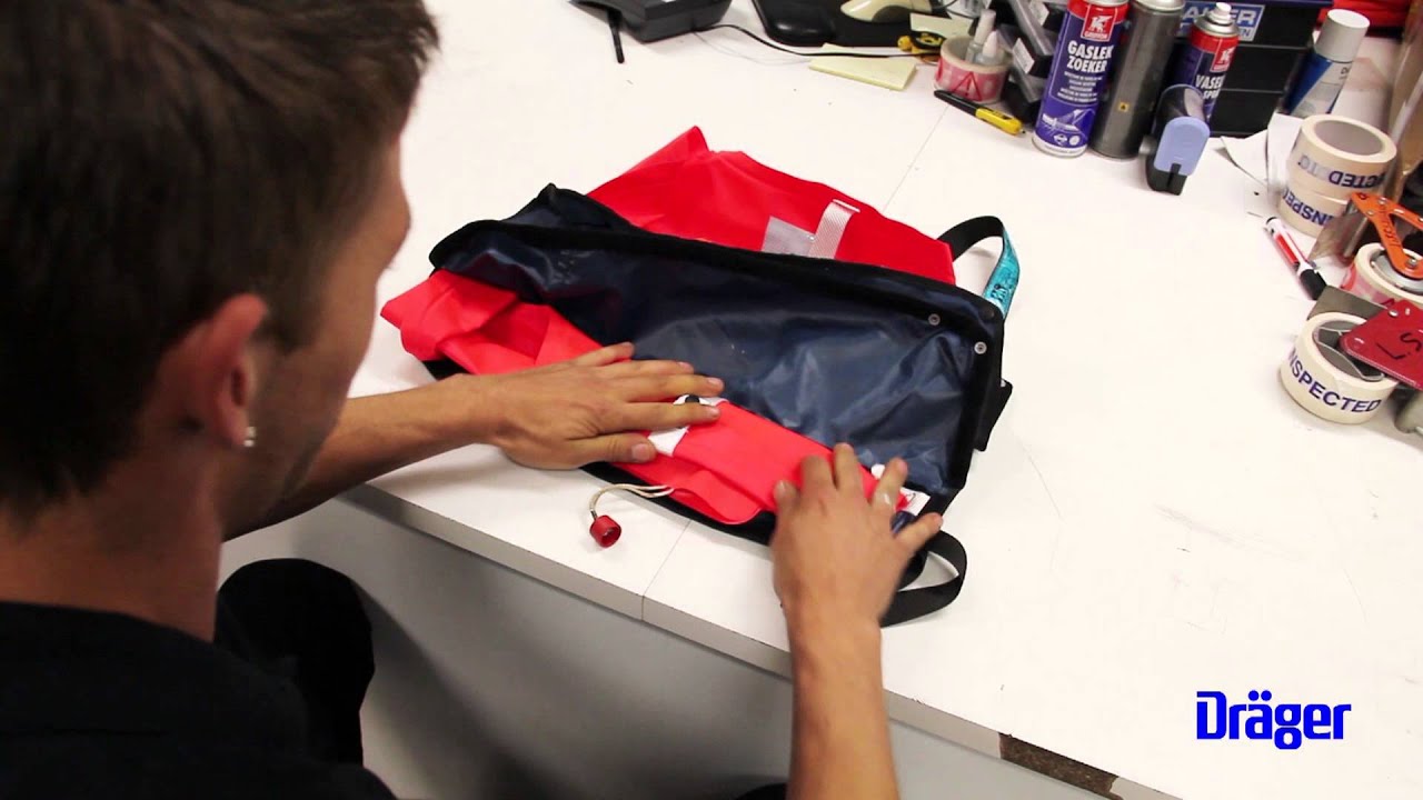 Het vouwen van een Secumar reddingsvest - The folding of a Secumar life jacket
