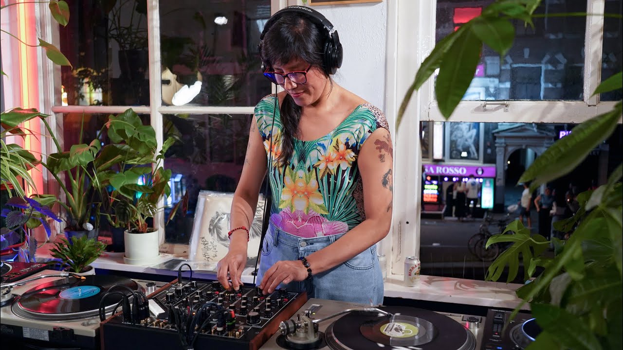 Latin music from the '80s and '90s en Espa&ntilde;ol with Cecyza | 017