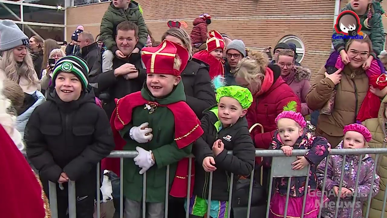 Sint en zijn Pieten komen aan de boot in de haven van Parc Emslandermeer Vlagtwedde
