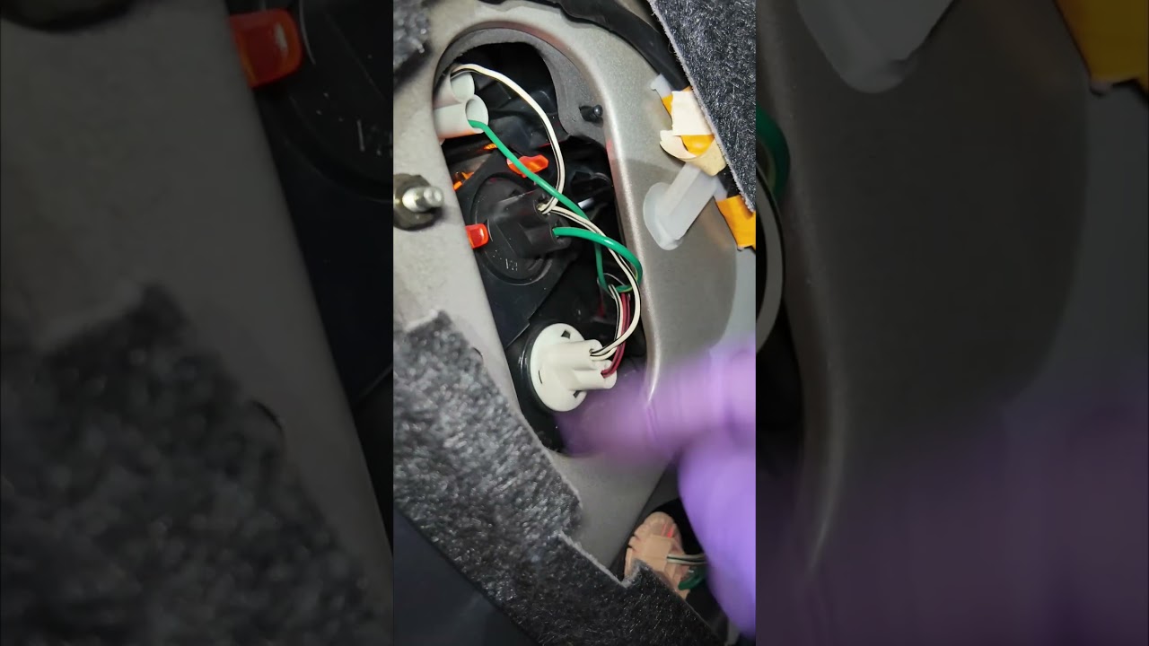 C&oacute;mo Reemplazar el Foco Trasero en un Toyota Camry 2002 💡