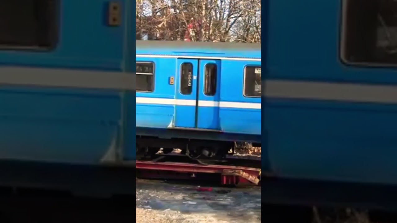 SL lyfter en C11 vagn på Saltsjöbanan. #tåg #tågnörd #trainlift #trainlover #train #c11