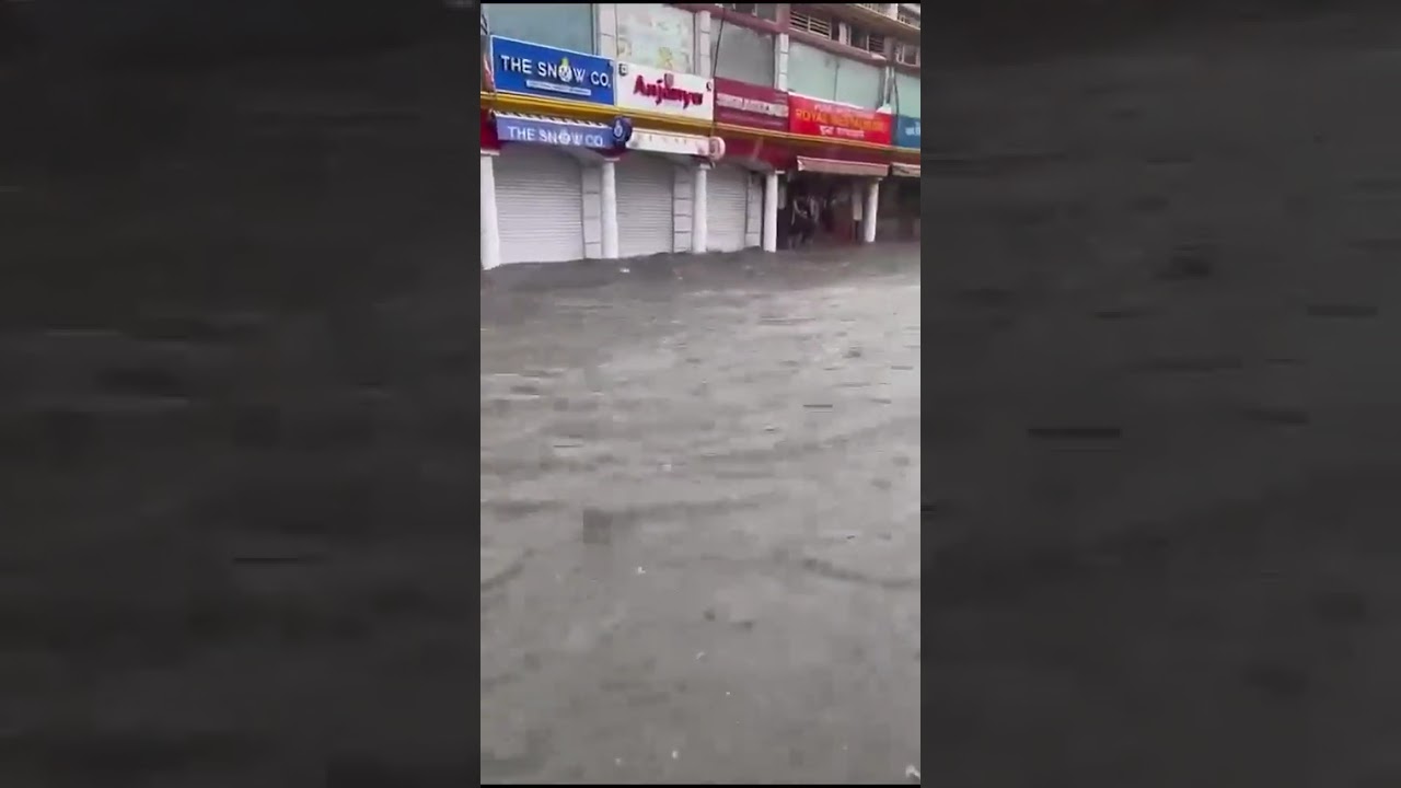 Waterlogging Delhi after heavy rains Connaught Place.#DelhiRains #Delhi #ConnaughtPlace #flooding