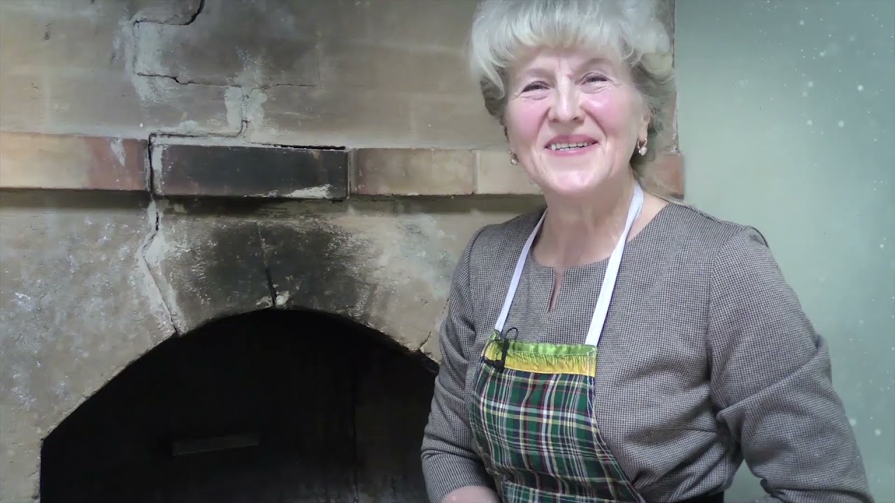 Kūčiukai. Stasė Čižauskienė gamina kūčiukus.