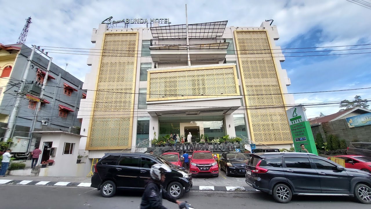 Hotel Grand Bunda, Bukittinggi. Ada kamar family, deket ke jam gadang