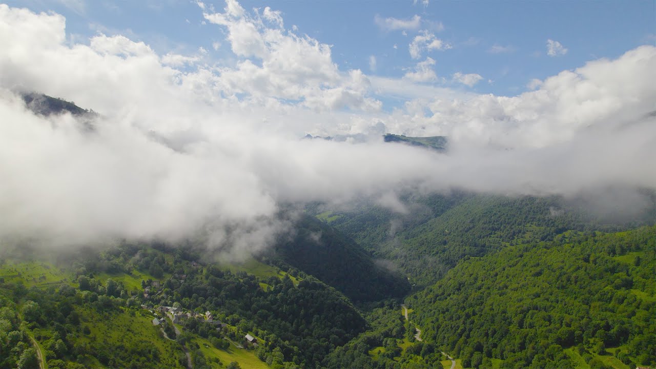 Les Pyrénées ⛰️ Vol dans les nuages au dessus des montagnes et forêts des Pyrénées