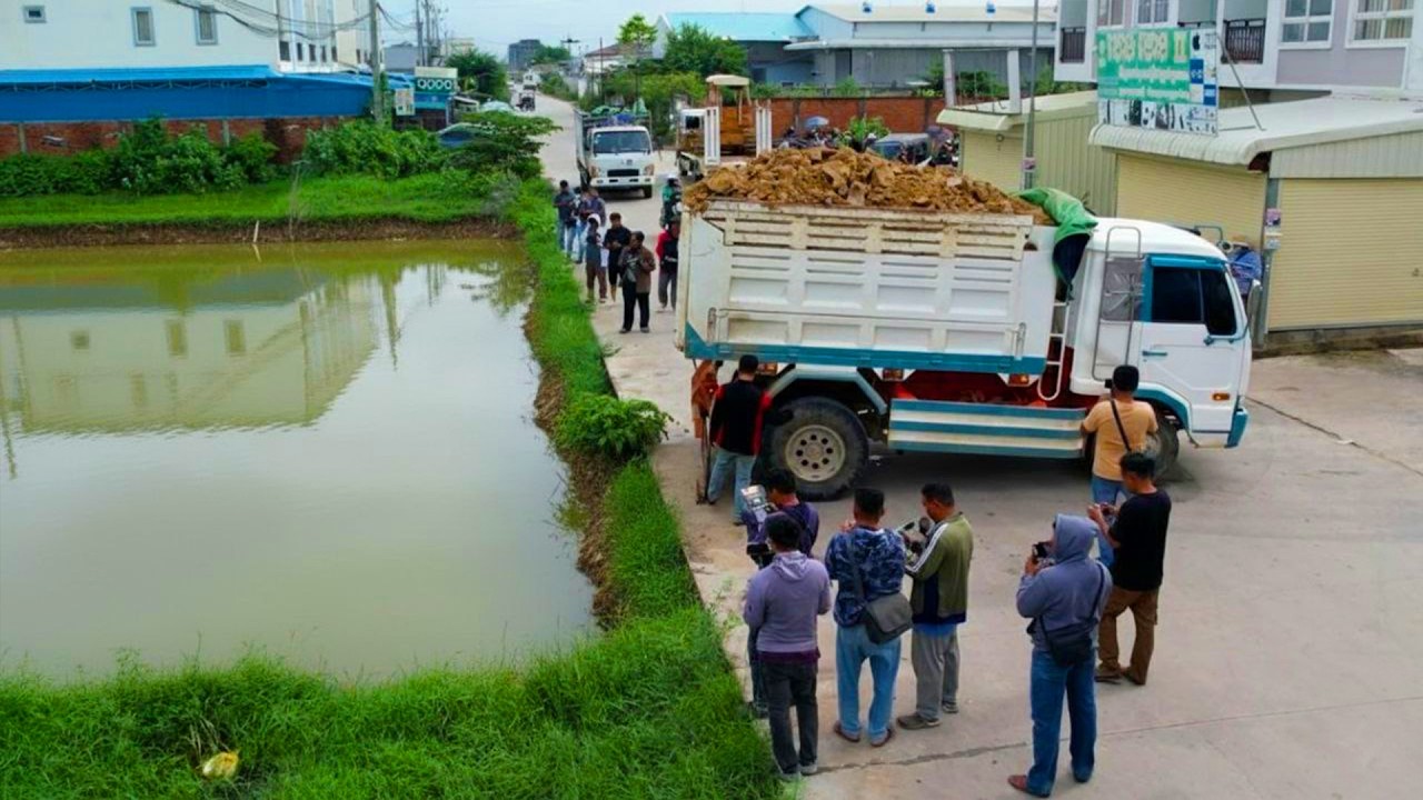 Fantastic Start Action!! New Landfill By Skills Dozer D31p Push Soil & Truck Dumping Soil Into Water