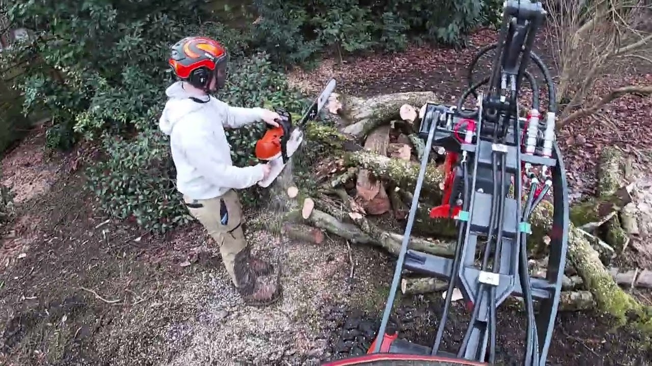 Un chantier d&rsquo;&eacute;lagage abattage &eacute;lagage mini skid infront 