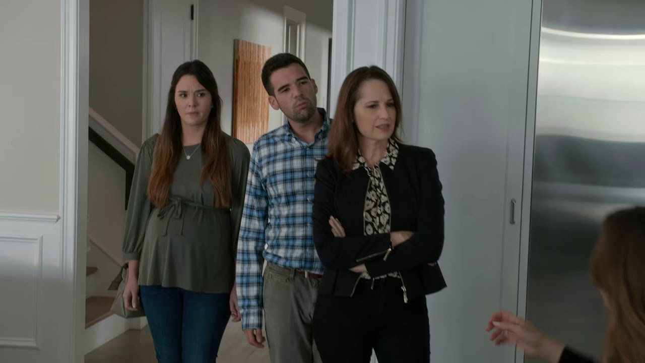Cam & Kids Help Gloria Destroy The Swooper - Modern Family S11