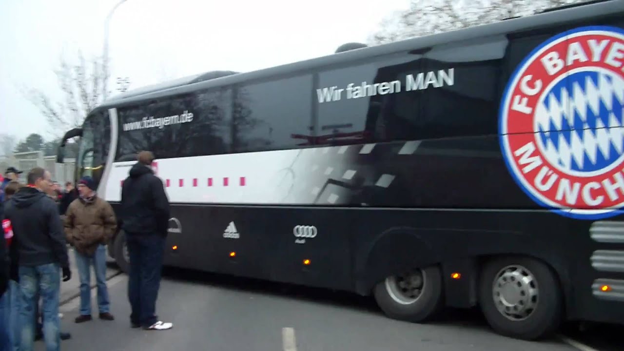 Mainz 05 : FC Bayern München Bus von Bayern kommt