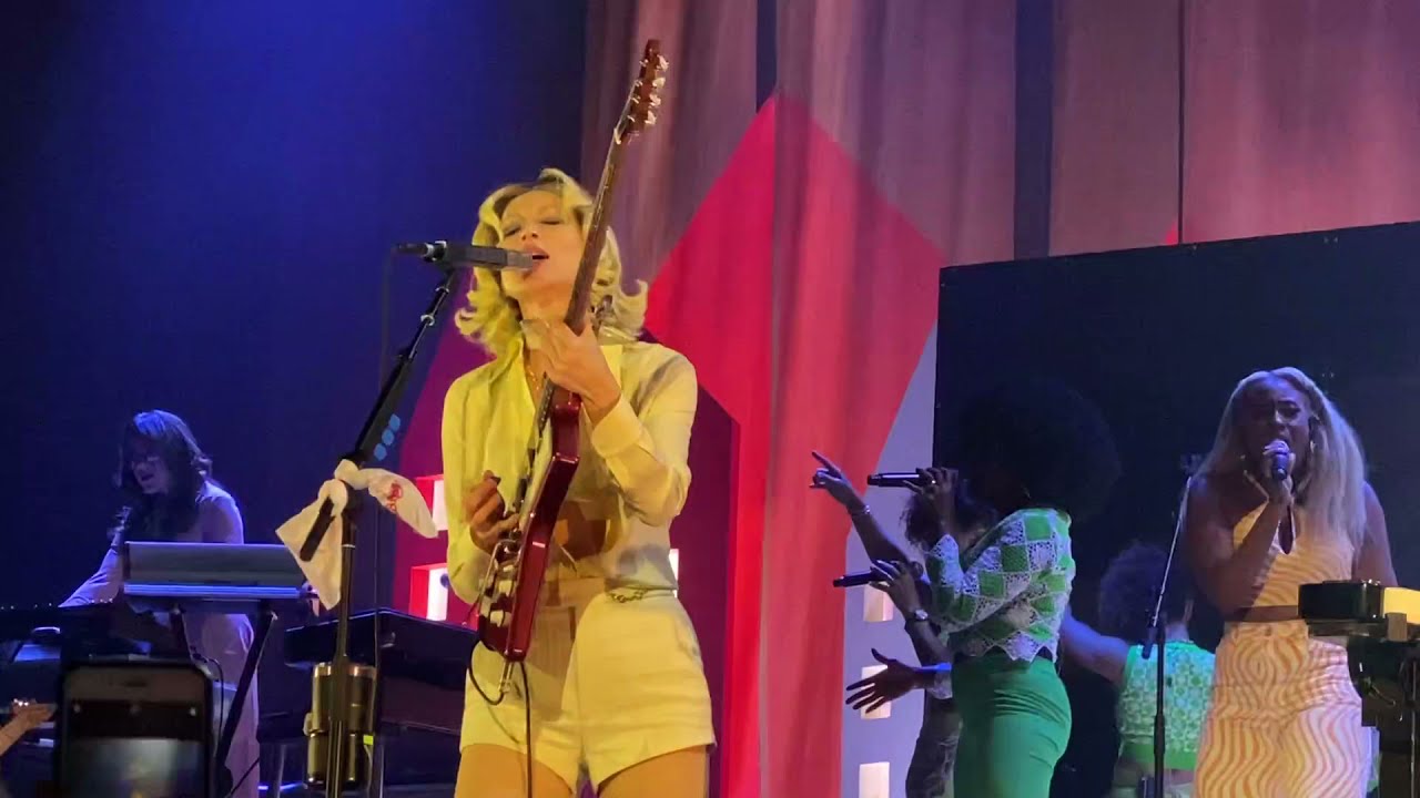 St. Vincent - Los Ageless (LIVE)