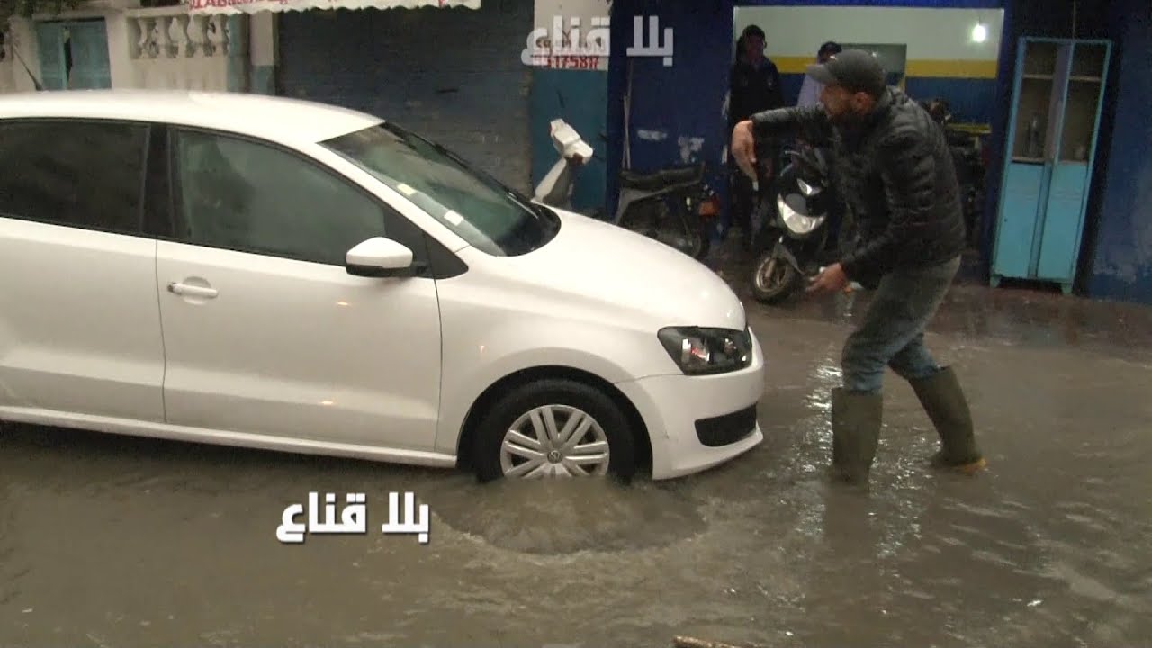 أمطار طوفانية تكشف أعوار البنية التحتية:شارع صرفت عليه الدولة مليارين يتشقق وسيارات تسقط في بالوعات؟