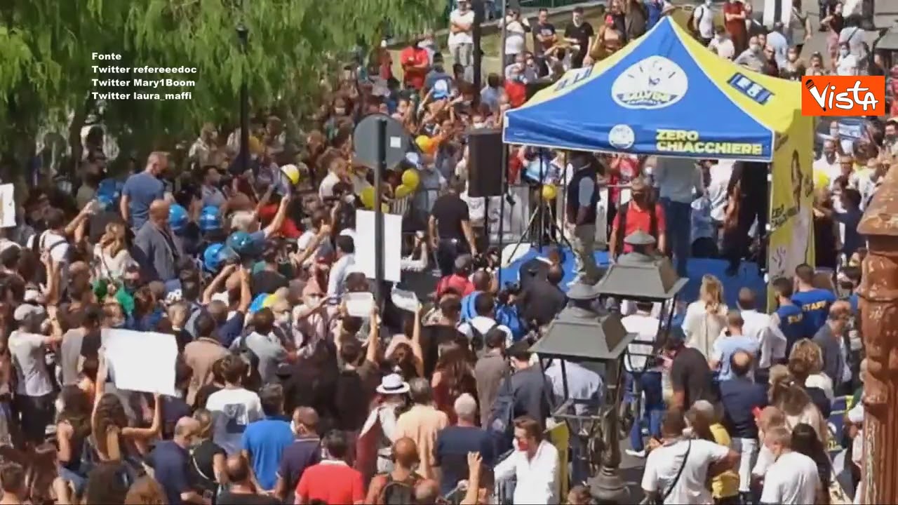 Fischi e pomodori per Salvini a Torre del Greco, interrompe il comizio dopo 5 minuti