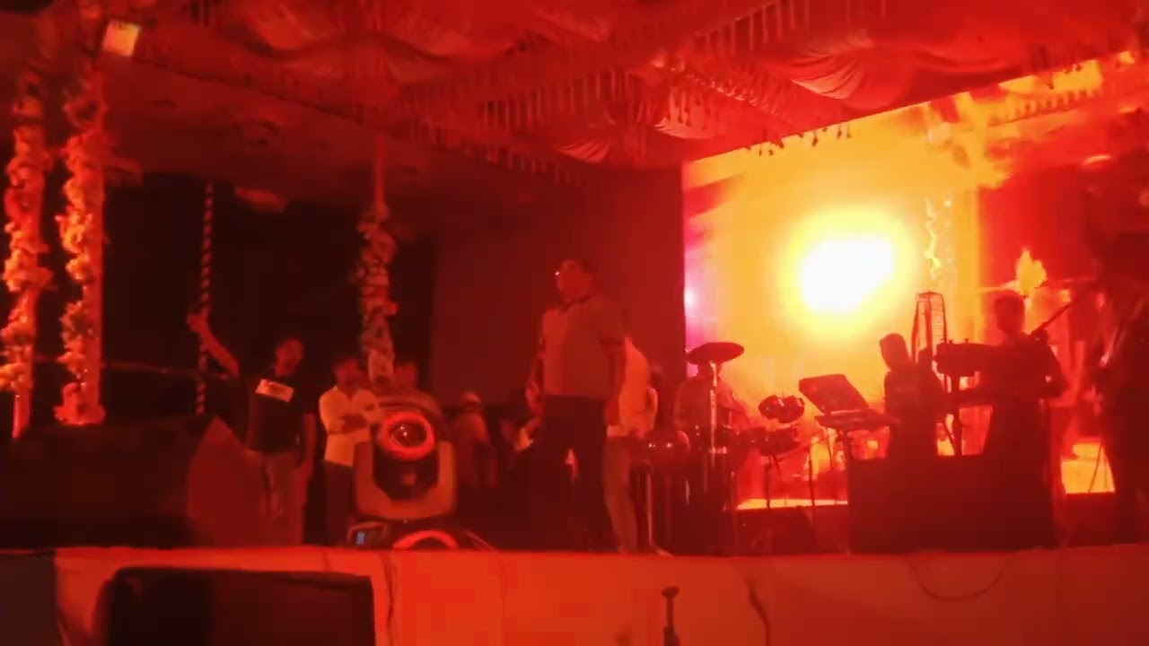  জনপ্রিয় কন্ঠশিল্পী মনির খান গাইবান্ধা তুলশীঘাট  কাশিনাথ উচ্চ বিদ্যালয় মাঠে বানিজ্য মেলায় । 