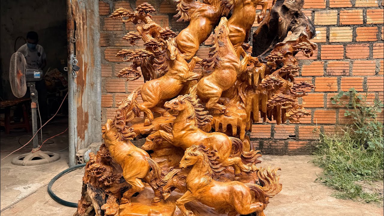 Tác phẩm đón năm Bính Ngọ. Bát mã phi thiên gổ Gỏ Đỏ vân đẹp màu sáng cao 1m68 ạ. 0935717559