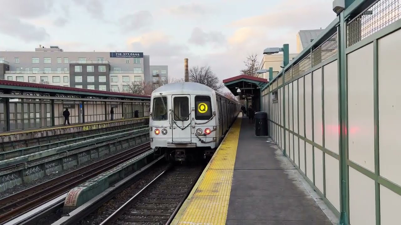 Brief PM Rush Hour (B)(Q) Train Action along the Brighton Line at Avenue M