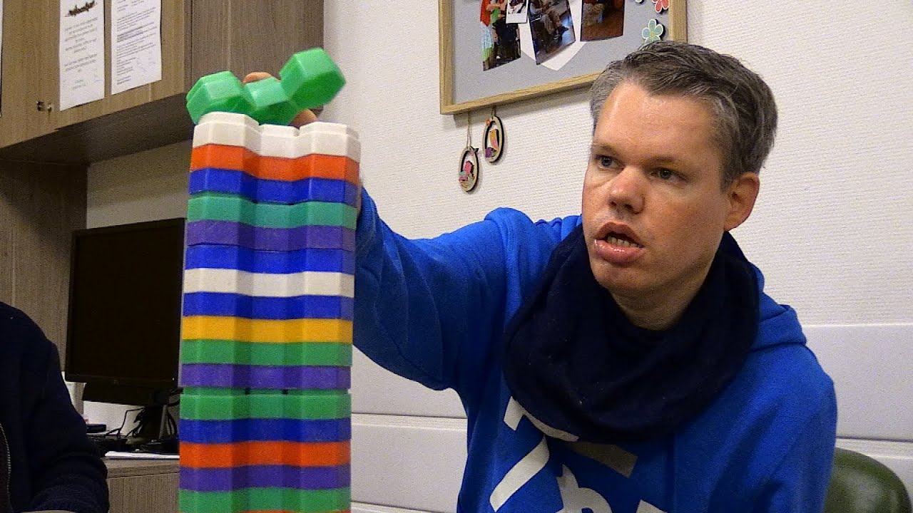 Verstandelijk beperkte Joost kan weer met blokjes spelen door tientallen donaties