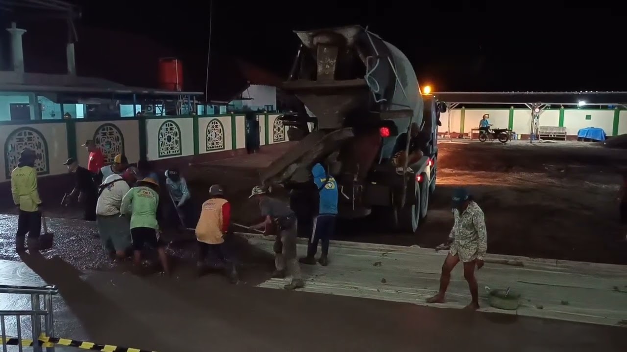 Proses pengecoran halaman Masjid 