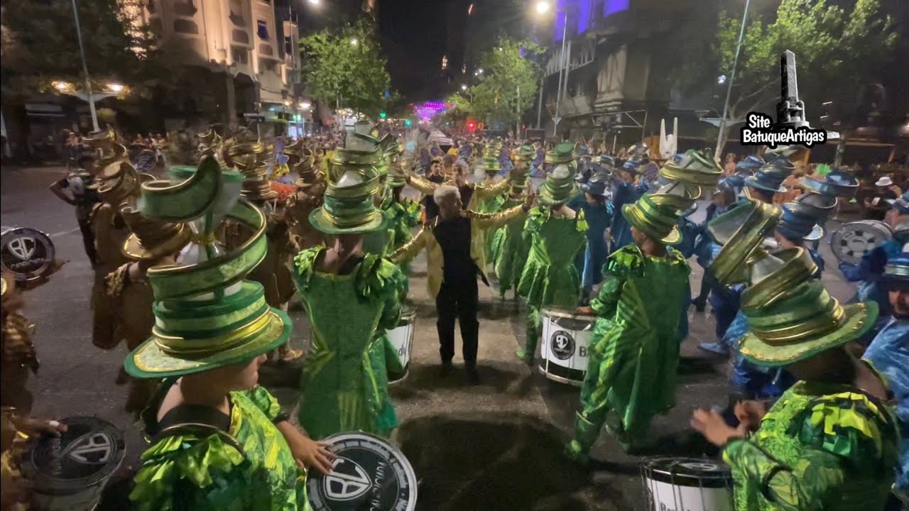 Inicio desfile Montevideo 2023 - Esc. de Samba Imperio Preto e Branco (Bateria Cadenciada)