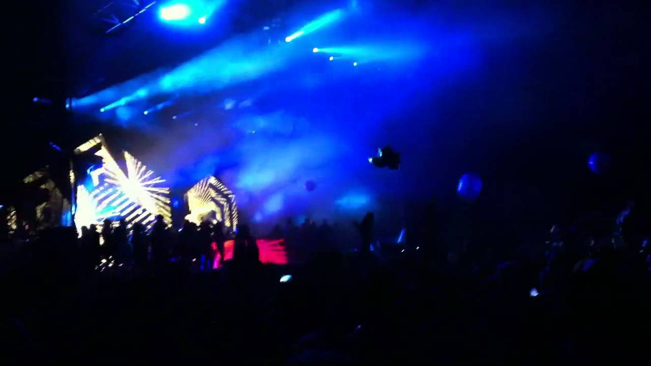Governors Ball 2011 || Girl Talkk || Balloon War!