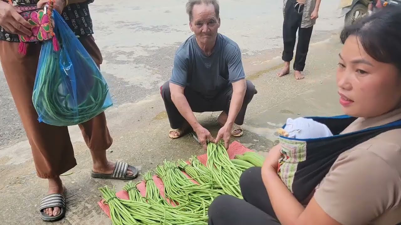 The girl designs fish farming frames and harvests produce to sell and cook.