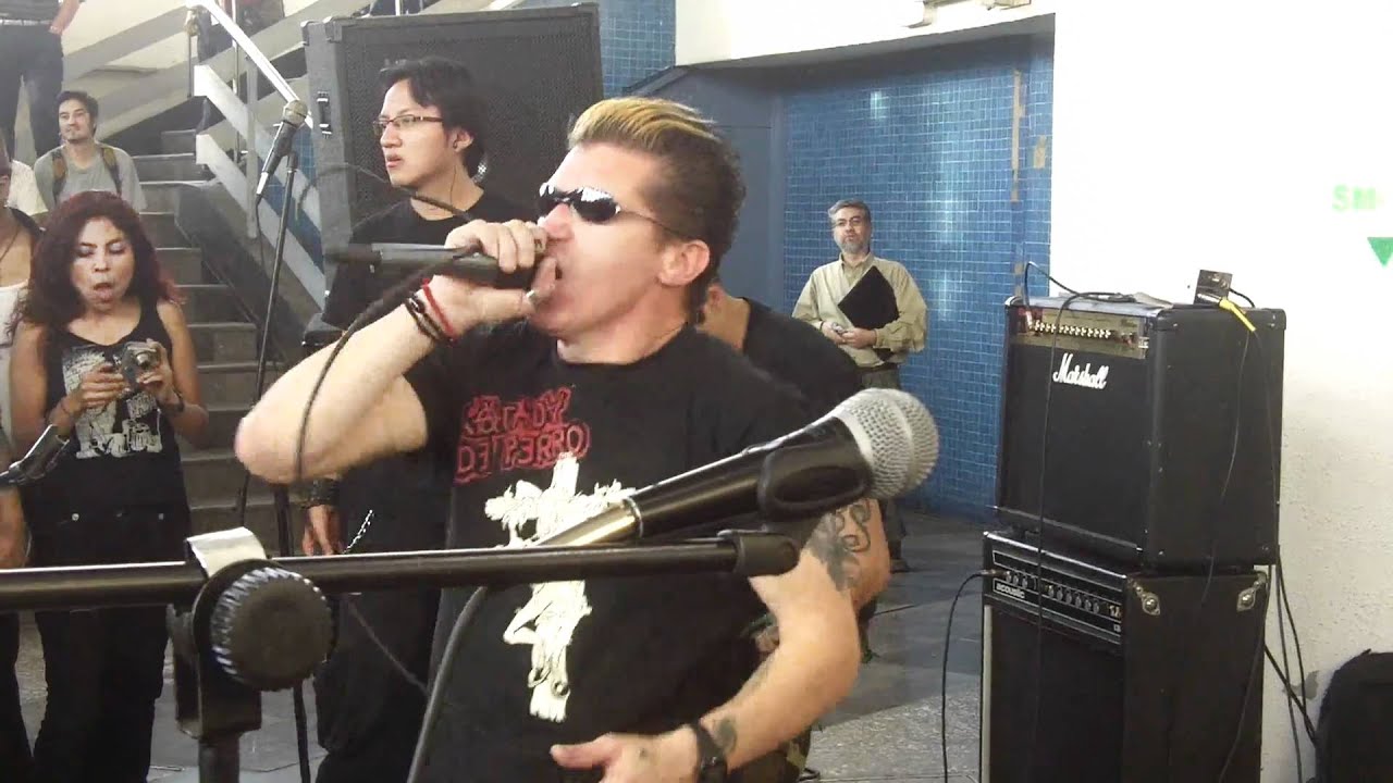 Cagada de perro - Me explota mi patron @ Metro San Lazaro 1mar11 www.rockxmexico.com