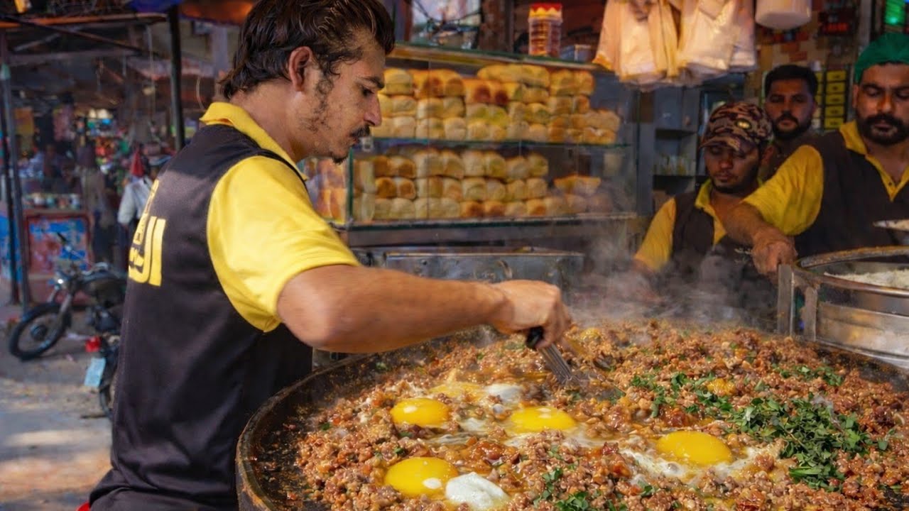 Spicy Qeema Anda Ghotala | Mazedaar Street Food | Ultimate Foodie Spot @Zaiqaholic