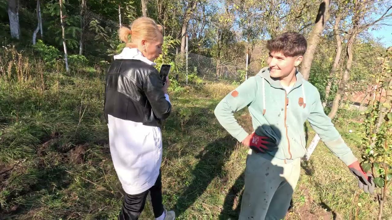 VIOREL ARATA CUM SE PLANTEAZA CORECT UN POM FRUCTIFER APOI CUMPARAM BERBEC DE LA CIOBANITA