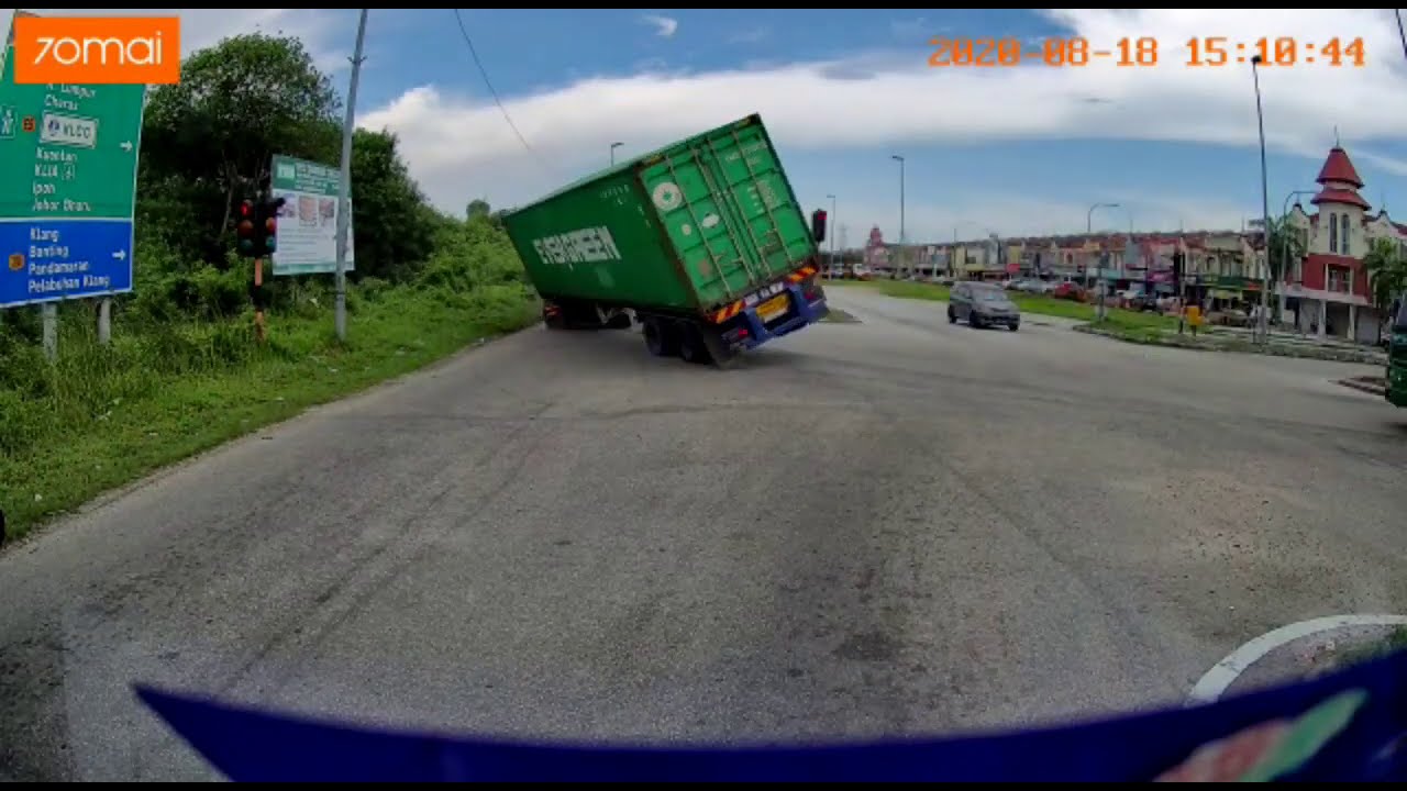 LORI KONTENA TERBALIK D KOTA PENDAMAR KLANG