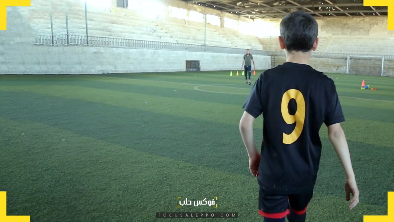 طفل من إدلب يحلم باللعب في برشلونة