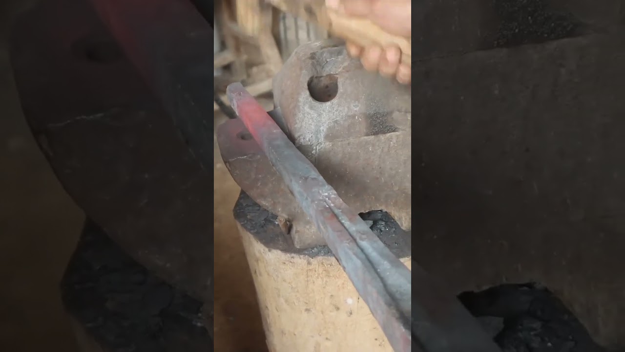 Blacksmith Li forged a wrench for a tinplate artisan to do tinplate work. Assistant went
