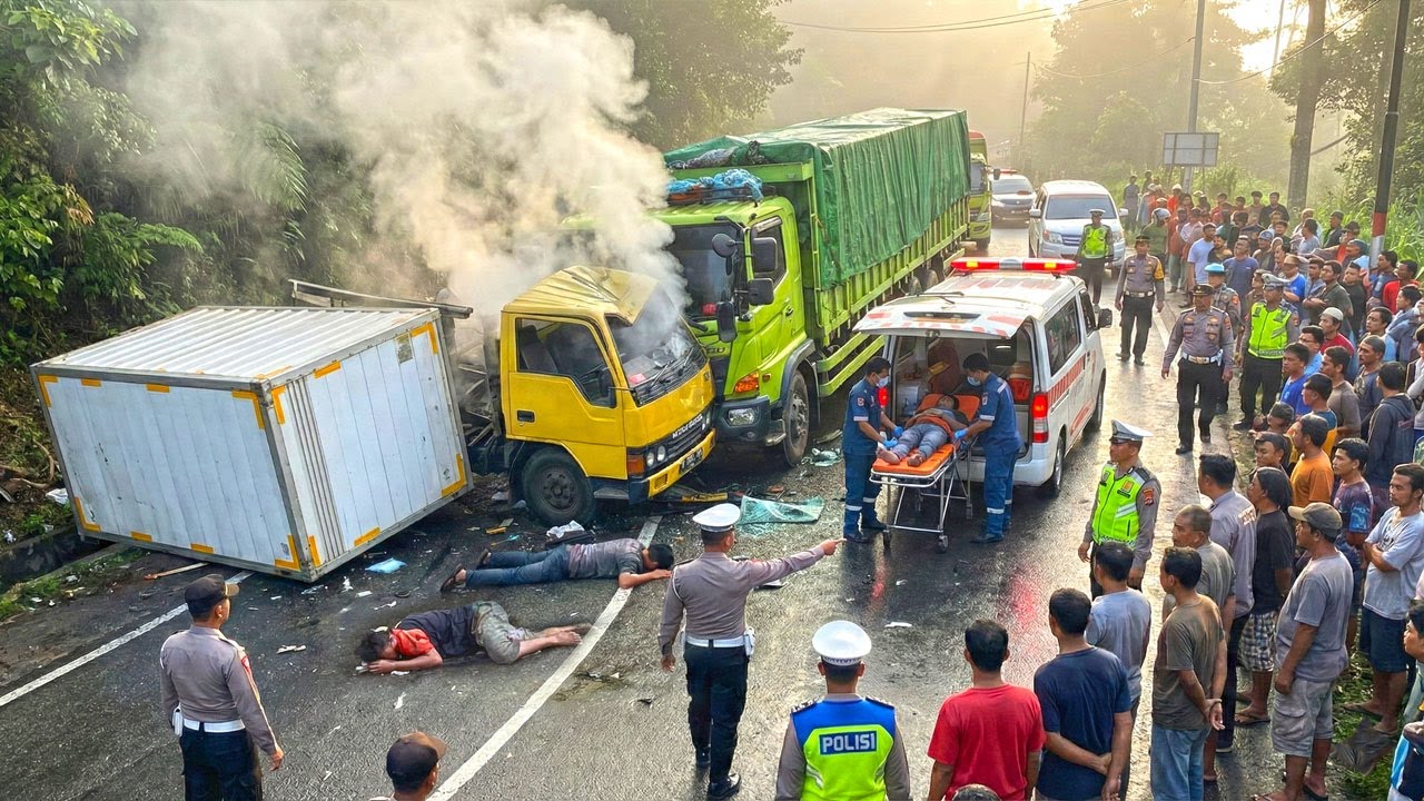 INNALILLAHI !!! BERITA DUKA SEKARANG INI, Tabrakan Keras di Sitinjau Lauik Truk Sampai Remuk Parah