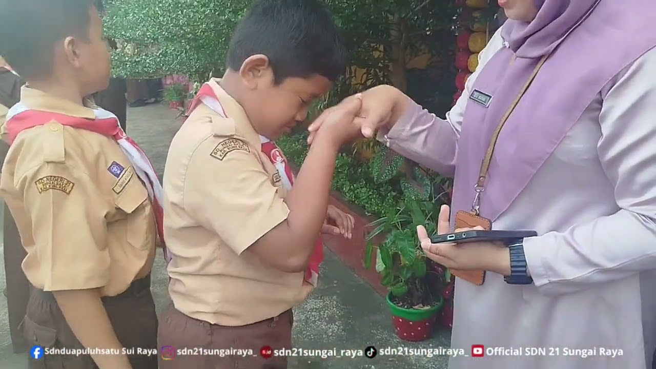 Pagi Ceria: Harmoni Gotong Royong, Nasionalisme, dan Budaya Sehat di SDN 21 Sungai Raya
