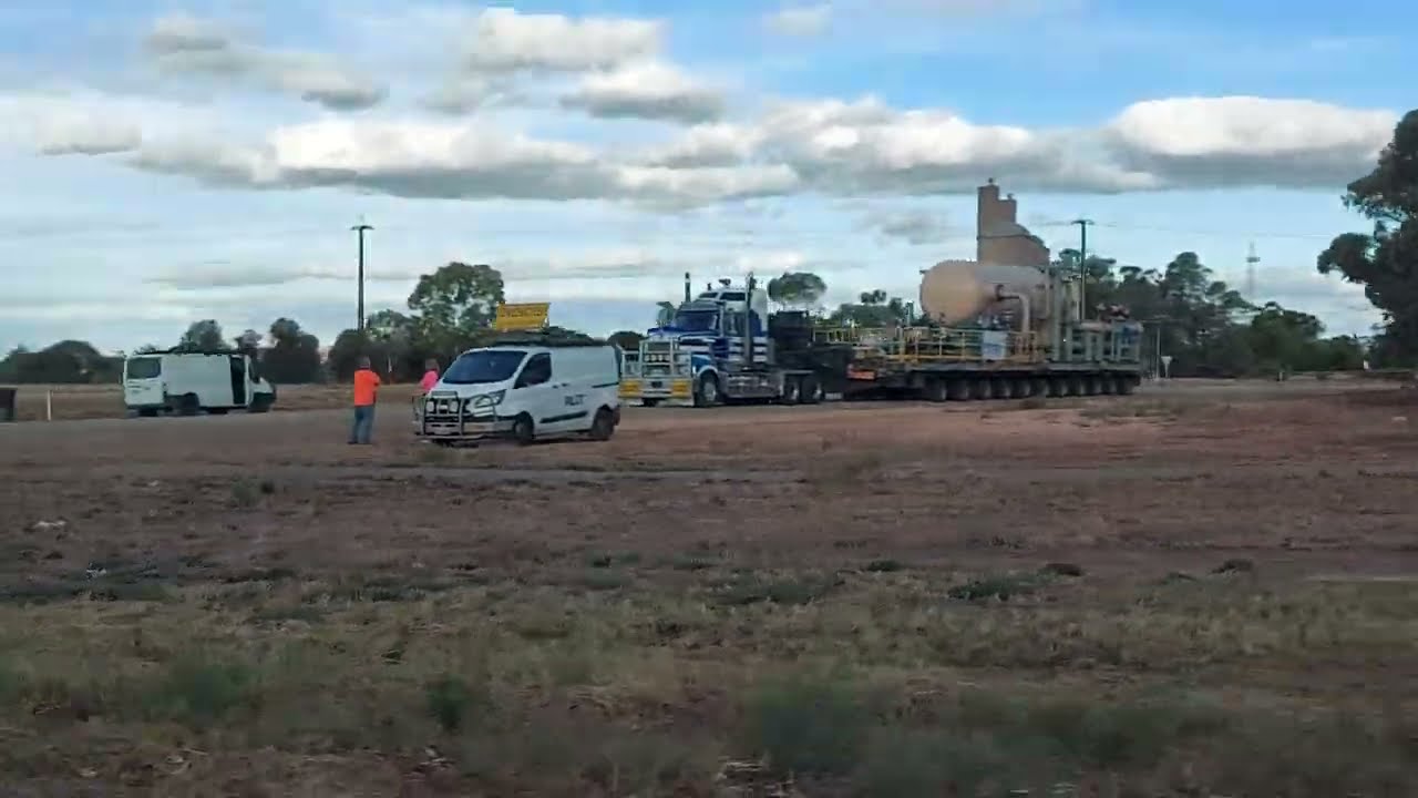 Hi-Haul Kenworth T909 With Oversized Pipe Structure With 2 Pilot Vehicles