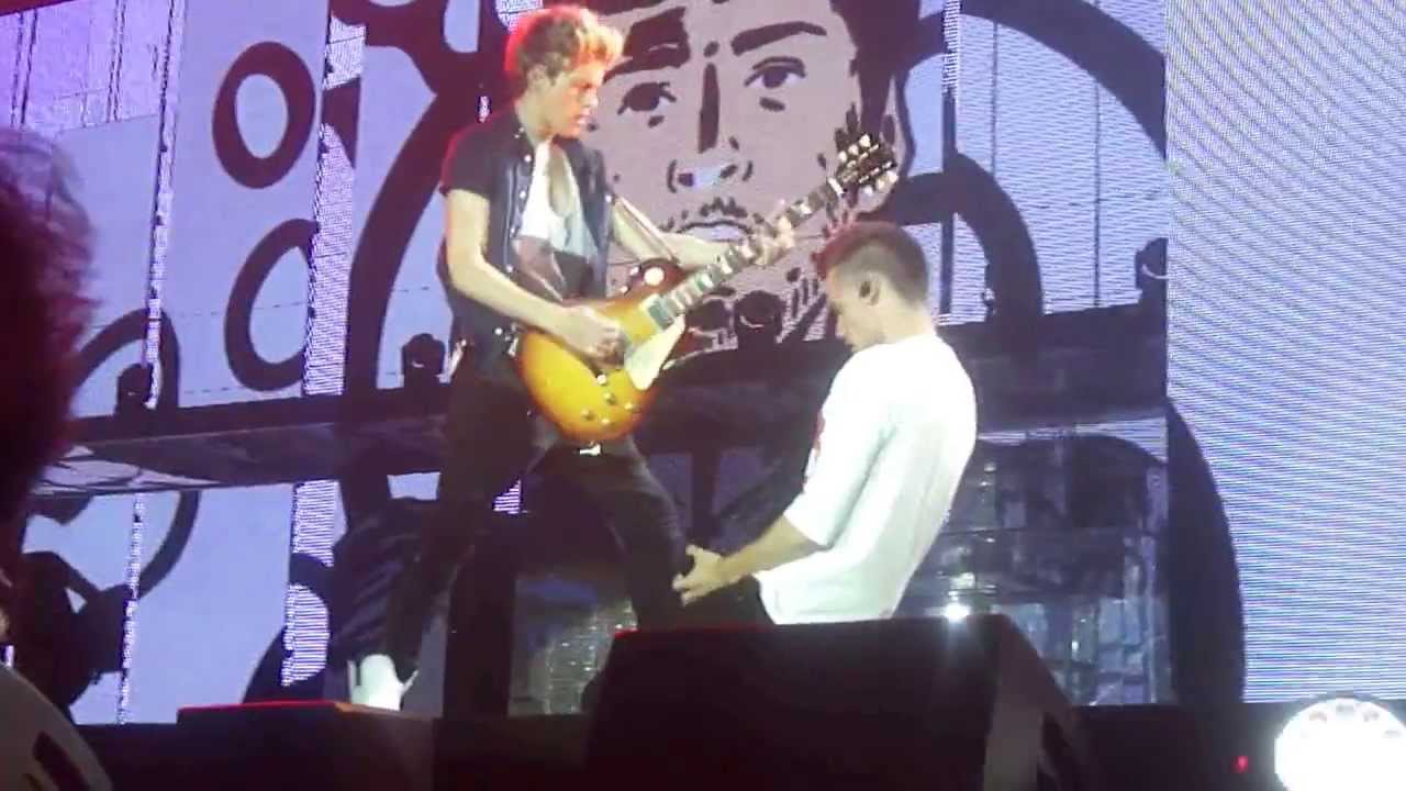 One Direction, Teenage Dirtbag, Zurich 16.05.2013 (front row)